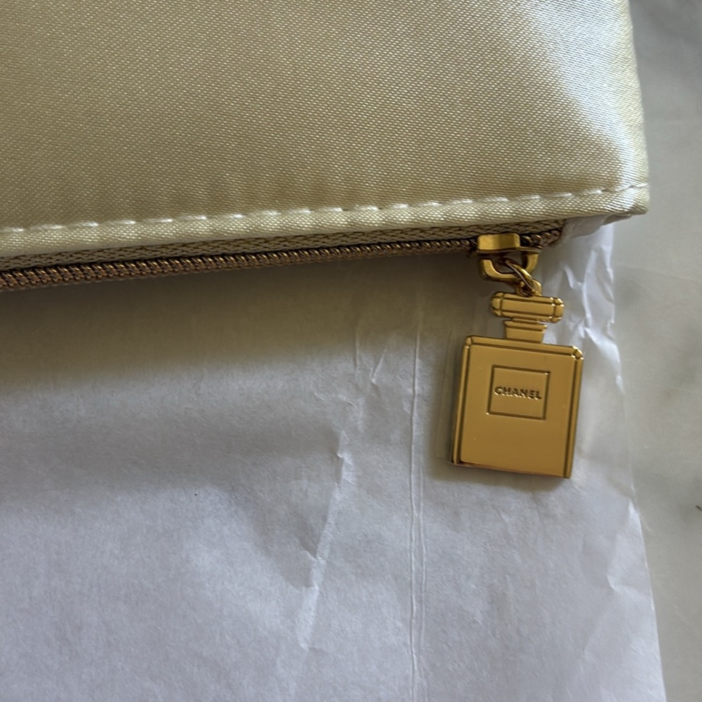 New with tag🩷Chanel Cream Cosmetic Bag with Iconic Branding with box💕 - Picture 3 of 3